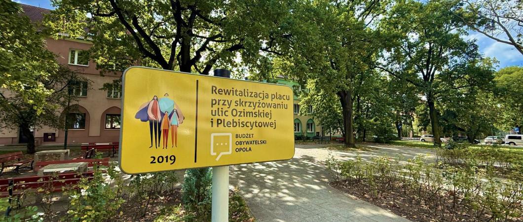 Zdjecie tabliczki z informacją o realizacji projektu z Budżetu Obywatelskiego