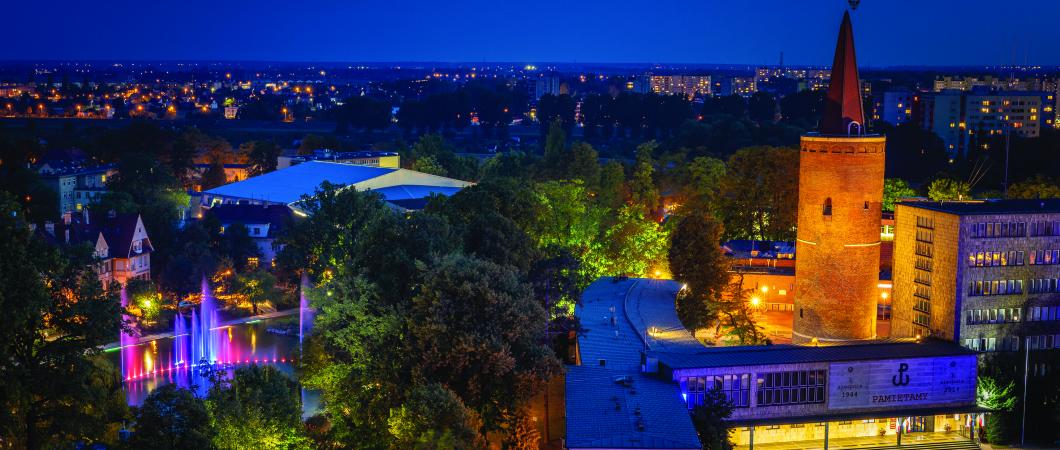 wieża piastowska, nocne zdjęcia, kolorowe światła
