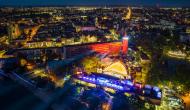 Roświetlony Amfitear podczas Krajowego Festiwalu Polskiej Piosenki w 2023 roku od strony Odry, z widokiem na scene i Wieżę Piastowską