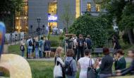 zdjęcie przedstawia budynek Miejskiej Biblioteki Publicznej oraz uczestników stojących przed fontanną, informacje zostały zawarte w tekście
