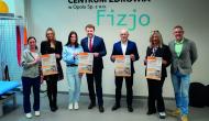 nowy program profilaktyczny dotyczący wykrywania nadwagi i otyłości u dzieci, zdjęcia osób z konferencji prasowej, które trzymają plakat