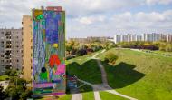 mural Czesława Niemena na dużym bloku, teren zielony osiedle armii krajowej