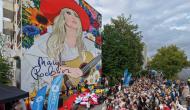 Odsłonięcie muralu Maryli Rodowicz - widok na ludzi
