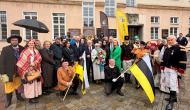 Zdjecie przedstawia uczestników. Duża grupa osób na opolskim rynku