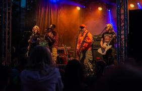 Widok na koncert, scena, pomarańczowe światło sceniczne