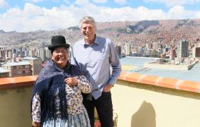 Para osób, mężczyzna i kobieta  - goście wydarzenia