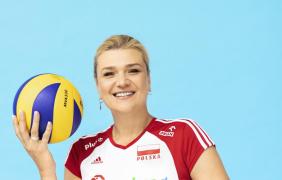 Kobieta z piłką do siatkówki - gość wydarzenia