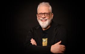 Mężczyzna - gość wydarzenia