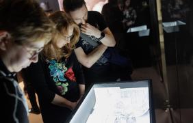 Zdjęcie z wystawy „Mistrza detalu” w Muzeum Polskiej Piosenki