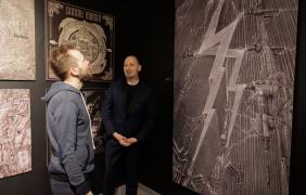 Zdjęcie z wystawy „Mistrza detalu” w Muzeum Polskiej Piosenki