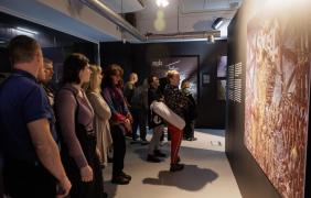 Zdjęcie z wystawy „Mistrza detalu” w Muzeum Polskiej Piosenki