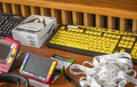 Stoisko Ośrodka Wsparcia i Testów w Opolu,  żółta klawiatura, materiały promocyjne