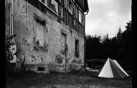 Bogatynia - stary mur, namiot, zdjęcie jest czarno-białe