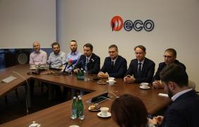 Fot. Konferencja prasowa z udziałem (od lewej): Arkadiusz Zemlak, Rafał Juszko, Tomasz Gruszka - autorzy pomysłu, Arkadiusz Wiśniewski - Prezydent Miasta Opola, Jarosław Mamala - prezes PNT w Opolu, Mirosław Romanowicz - członek zarządu ECO SA ds. operacyjnych, Paweł Krawczyk - członek zarządu ECO SA ds. ekonomicznych