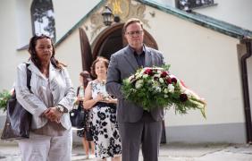 Prezydent Wujec oraz Barbara Kamińska składają kwiaty