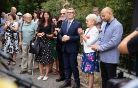 zdjęcie grupowe gości podczas odsłonięcia tablicy