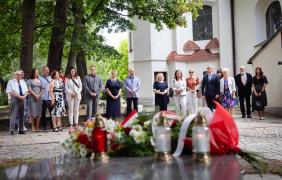zdjęcie grupowe gości podczas odsłonięcia tablicy