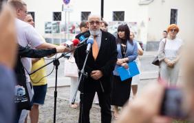 zdjęcie grupowe gości podczas odsłonięcia tablicy