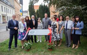 zdjęcie grupowe gości podczas odsłonięcia tablicy