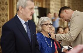 Zdjęcie małżeństwa podczas wręczania pamiątkowych medali z okazji złotych godów