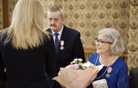 Zdjęcie małżeństwa podczas wręczania pamiątkowych medali z okazji złotych godów