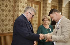 Zdjęcie małżeństwa podczas wręczania pamiątkowych medali z okazji złotych godów