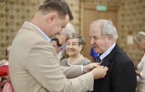 Zdjęcie małżeństwa podczas wręczania pamiątkowych medali z okazji złotych godów