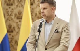 Prezydent Miasta Opola podczas przemowy, w tle flagi: Opola i Polski