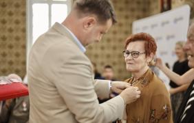 Zdjęcie małżeństwa podczas wręczania pamiątkowych medali z okazji złotych godów