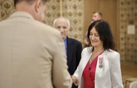 Zdjęcie małżeństwa podczas wręczania pamiątkowych medali z okazji złotych godów