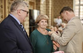 Zdjęcie małżeństwa podczas wręczania pamiątkowych medali z okazji złotych godów