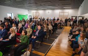 Uczestnicy wydarzenia zgromadzeni w sali konferencyjnej.