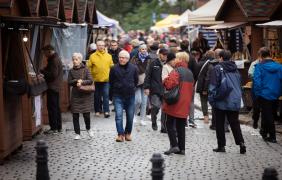 zdjęcie przedstawiające ludzi i stoiska podczas Jarmarku Franciszkańskiego
