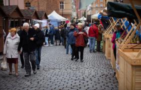 zdjęcie przedstawiające ludzi i stoiska podczas Jarmarku Franciszkańskiego