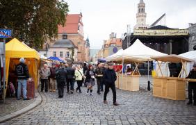 zdjęcie przedstawiające ludzi i stoiska podczas Jarmarku Franciszkańskiego