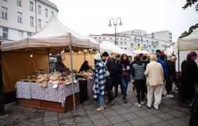 zdjęcie przedstawiające ludzi i stoiska podczas Jarmarku Franciszkańskiego