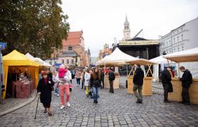 zdjęcie przedstawiające ludzi i stoiska podczas Jarmarku Franciszkańskiego