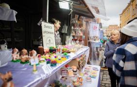 zdjęcie przedstawiające ludzi i stoiska podczas Jarmarku Franciszkańskiego