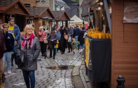 zdjęcie przedstawiające ludzi i stoiska podczas Jarmarku Franciszkańskiego