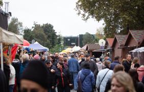 zdjęcie przedstawiające ludzi i stoiska podczas Jarmarku Franciszkańskiego
