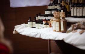 zdjęcie przedstawiające produkty regionalne w słoikach