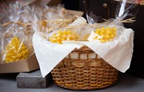 zdjęcie przedstawiające świece w koszyczkach wiklinowych