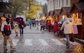 zdjęcie przedstawiające ludzi i stoiska podczas Jarmarku Franciszkańskiego