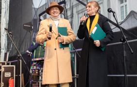 zdjęcie przedstawiajace dwie osoby na scenie