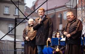 zdjęcie prezydenta miasta Opola i zakonników na scenie