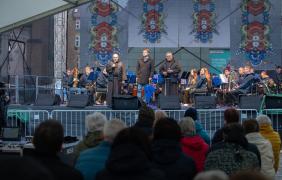 zdjęcie przedstawiające ludzi i stoiska podczas Jarmarku Franciszkańskiego