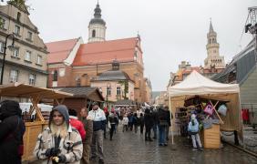 zdjęcie przedstawiające ludzi i stoiska podczas Jarmarku Franciszkańskiego