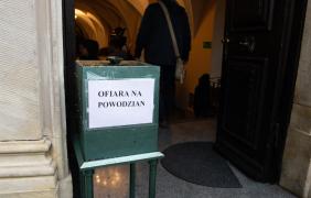 zdjęcie skarbonki z podpisem: ofiara dla powodzian