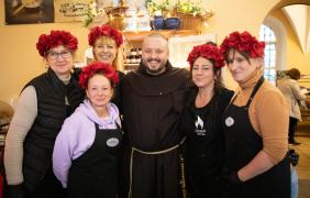 zdjęcie franciszkanina z gośćmi jarmarku