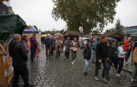 zdjęcie przedstawiające ludzi i stoiska podczas Jarmarku Franciszkańskiego